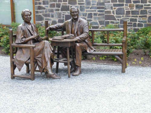 FDRstatue.JPG (3310319 bytes)